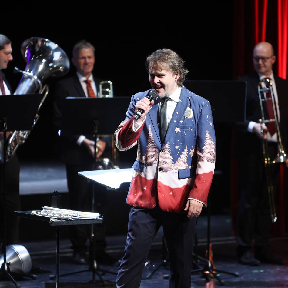 Weihnachten im Theater Mönchengladbach: Der Dirigent greift zum Klangholz und der ganze Saal singt mit