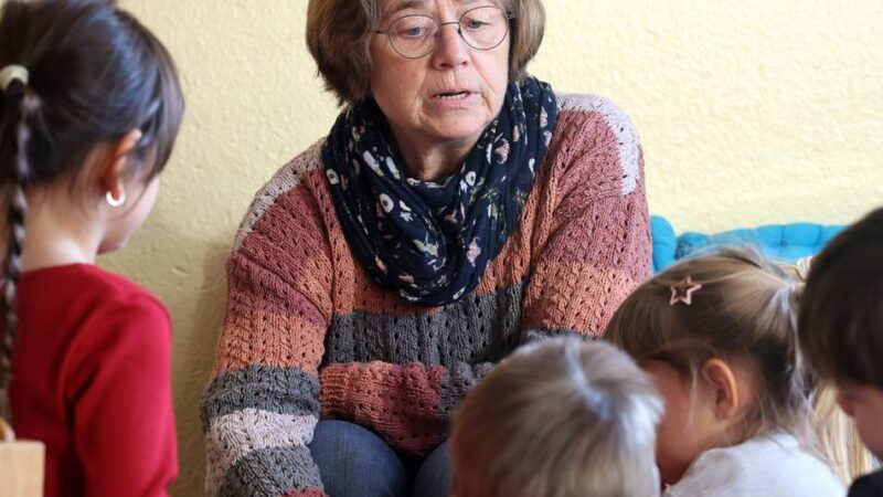 Vorlesezeit in Mönchengladbach: Wenn „Lese Elfi“ kommt, ist das Mittagessen Nebensache