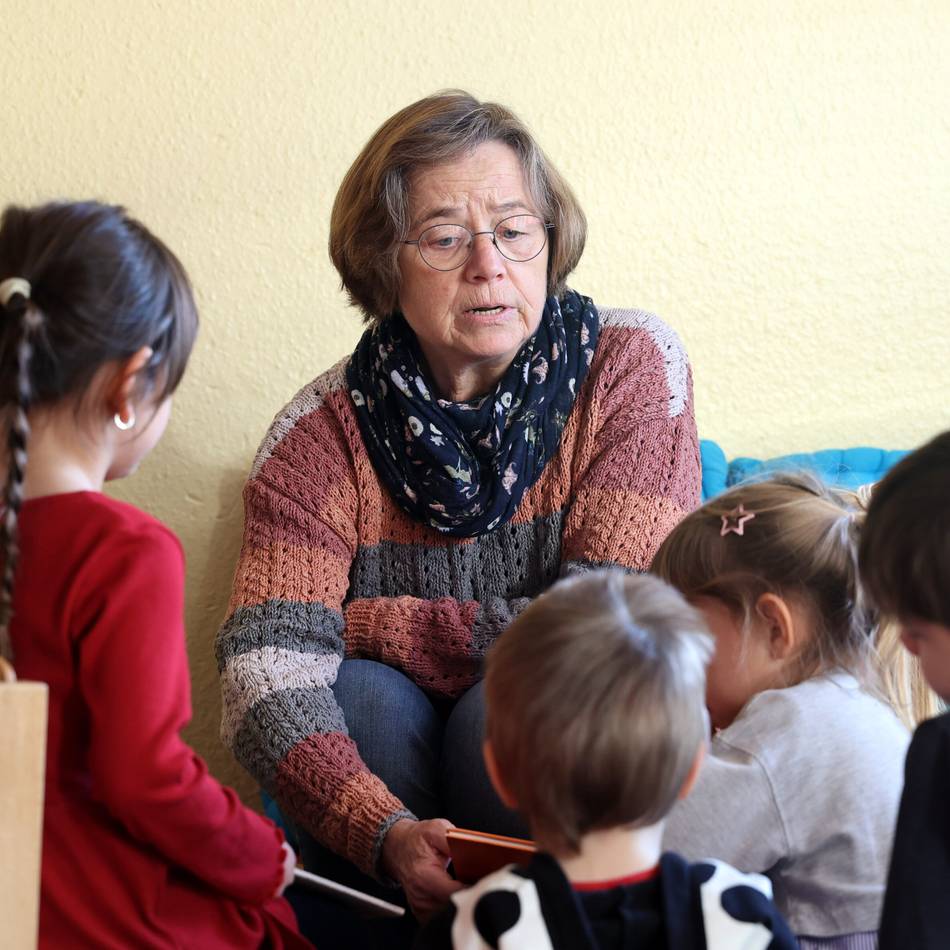 Vorlesezeit in Mönchengladbach: Wenn „Lese Elfi“ kommt, ist das Mittagessen Nebensache