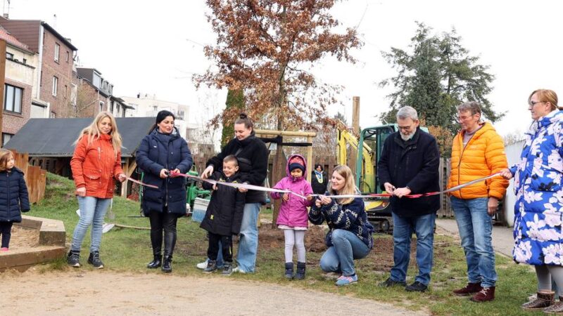 Pflanzaktion in Mönchengladbach: Zwei „Neuzugänge“ in Kita – Kinder feiern Geburtstag besonderer Bäume