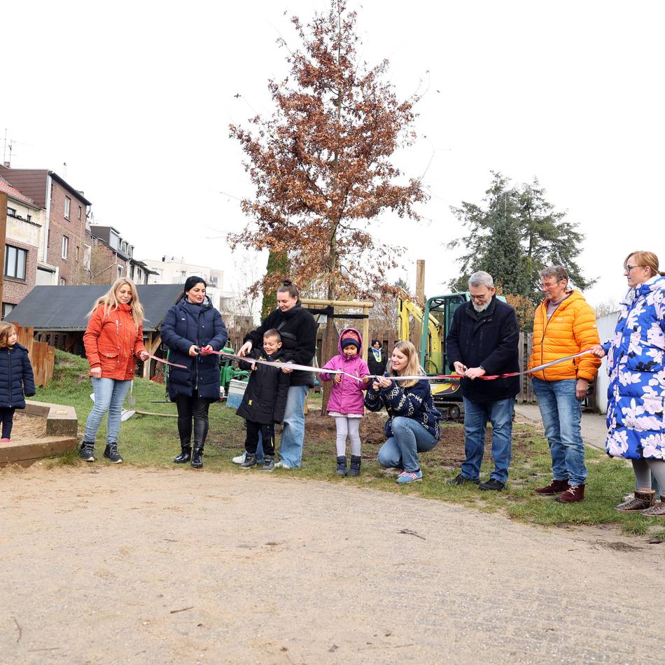 Pflanzaktion in Mönchengladbach: Zwei „Neuzugänge“ in Kita – Kinder feiern Geburtstag besonderer Bäume