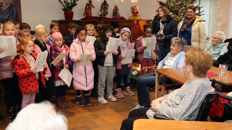 Weihnachtslieder und Selbstgebasteltes: Gemeinsames Singen verbindet Generationen – Zweitklässler singen für Senioren
