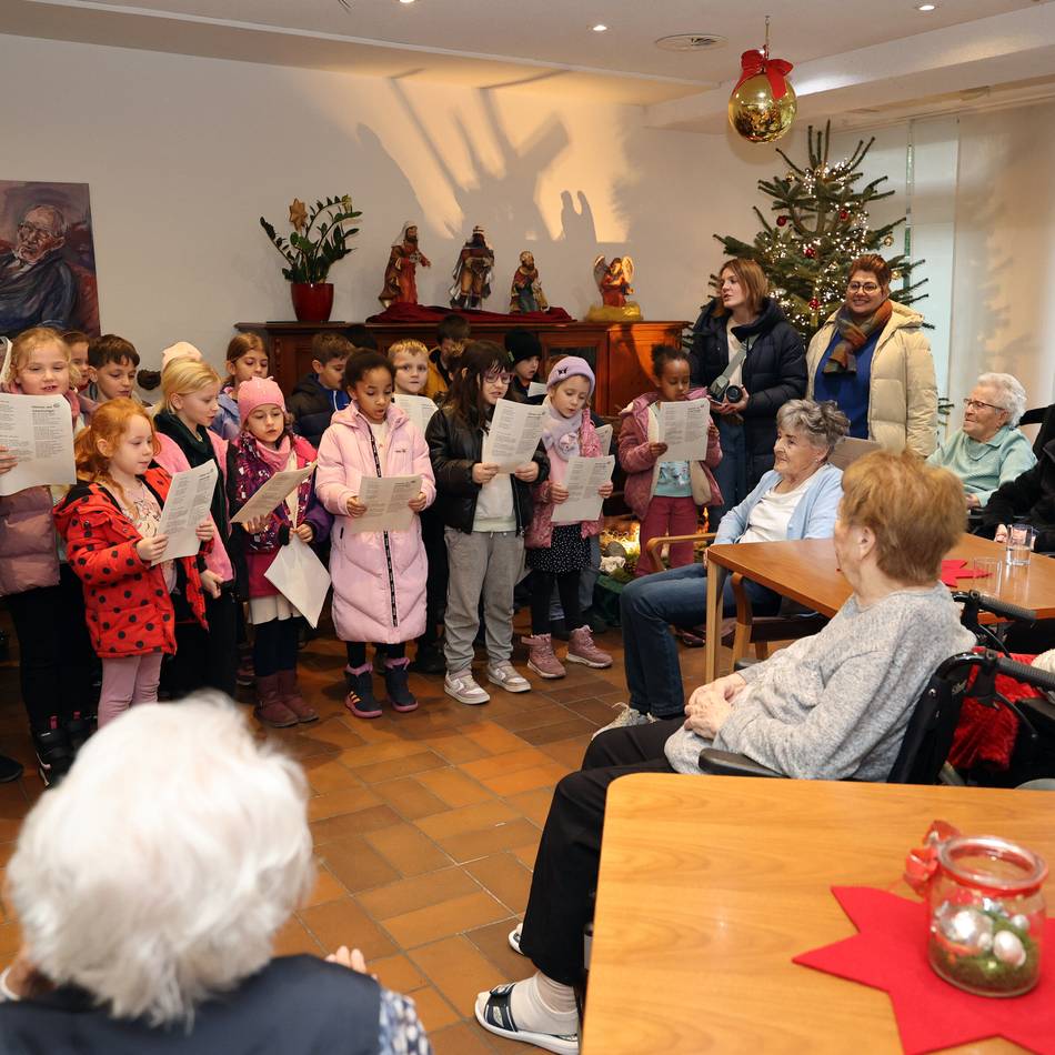Weihnachtslieder und Selbstgebasteltes: Gemeinsames Singen verbindet Generationen – Zweitklässler singen für Senioren