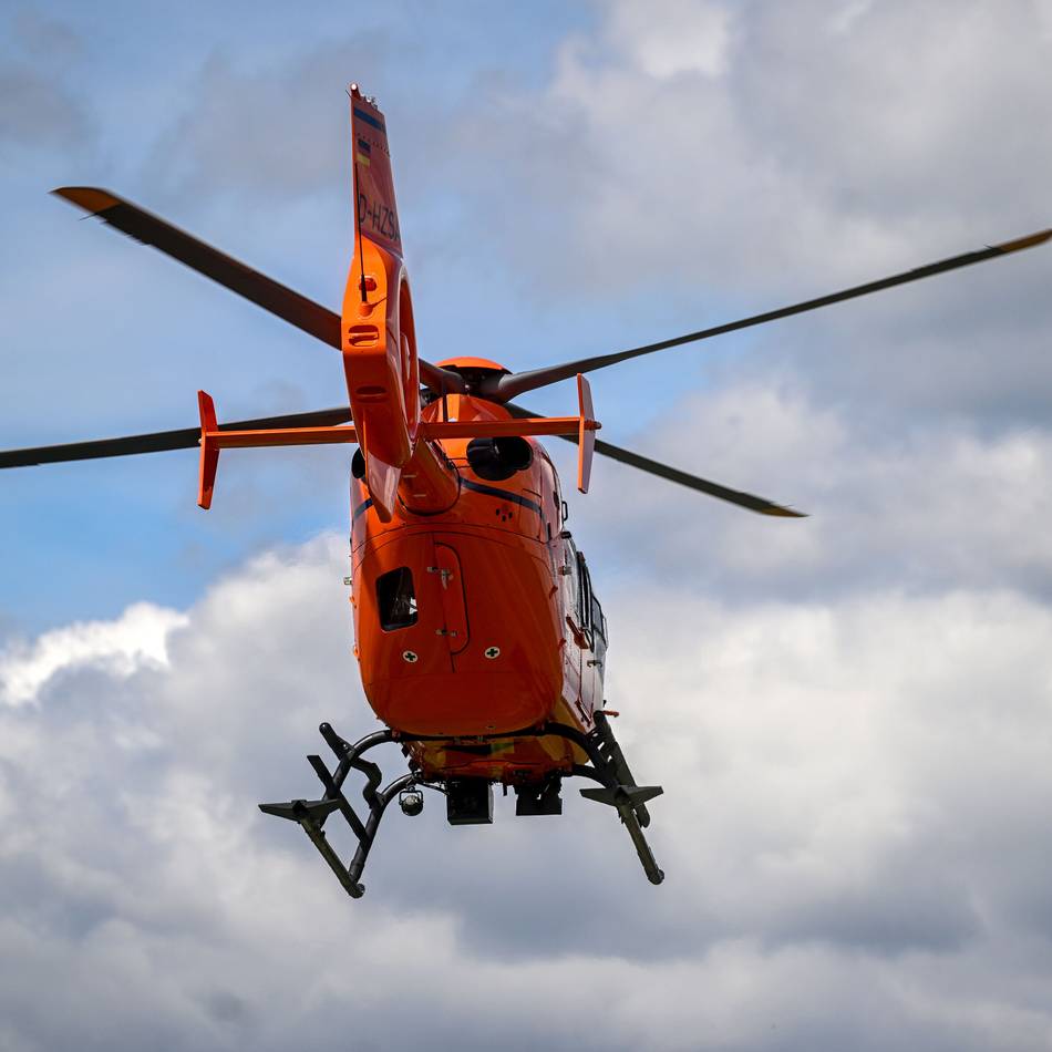 Rettungshubschrauber angefordert: Zusammenstoß mit Auto – E-Scooter-Fahrerin in Xanten verletzt