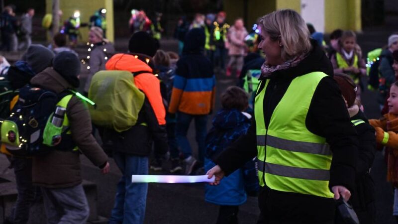 Glühwürmchentag an der Grundschule: Schüler in Wetten als leuchtendes Beispiel in der Dunkelheit
