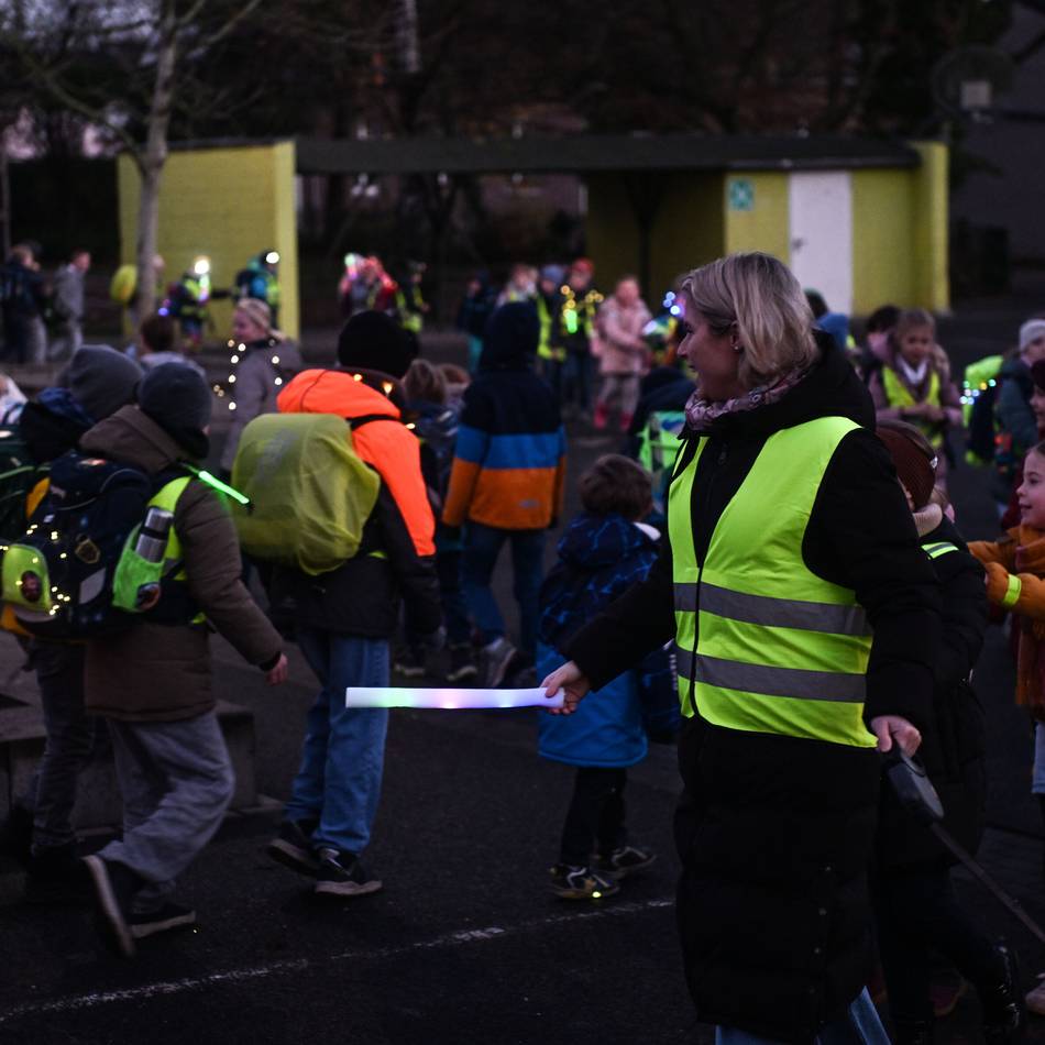Glühwürmchentag an der Grundschule: Schüler in Wetten als leuchtendes Beispiel in der Dunkelheit