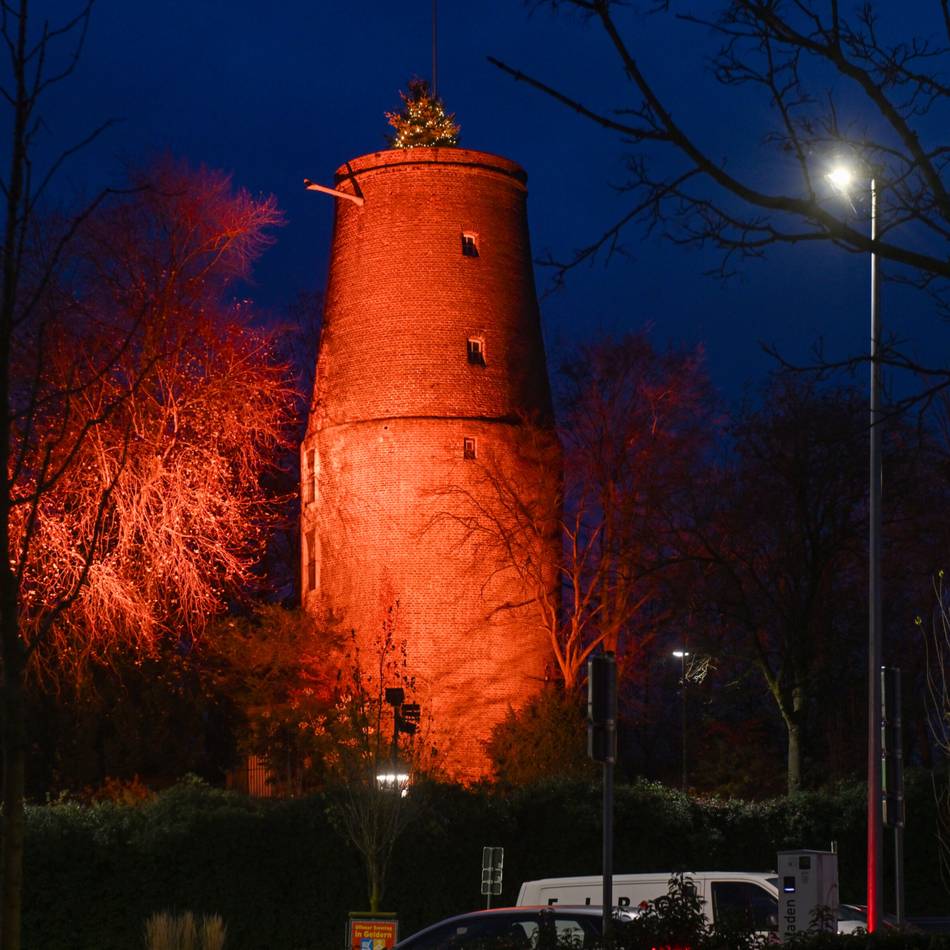 Auch Wasserturm leuchtet: Mühlenturm in Geldern verwandelt sich im Advent in eine große Kerze