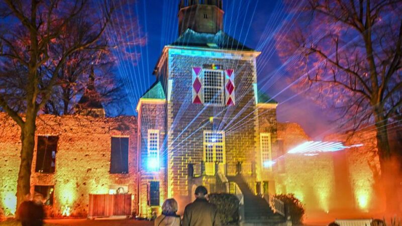 Premiere auf Schloss Hertefeld: Winterleuchten kombiniert Lichtkunst und Festivaltechnik