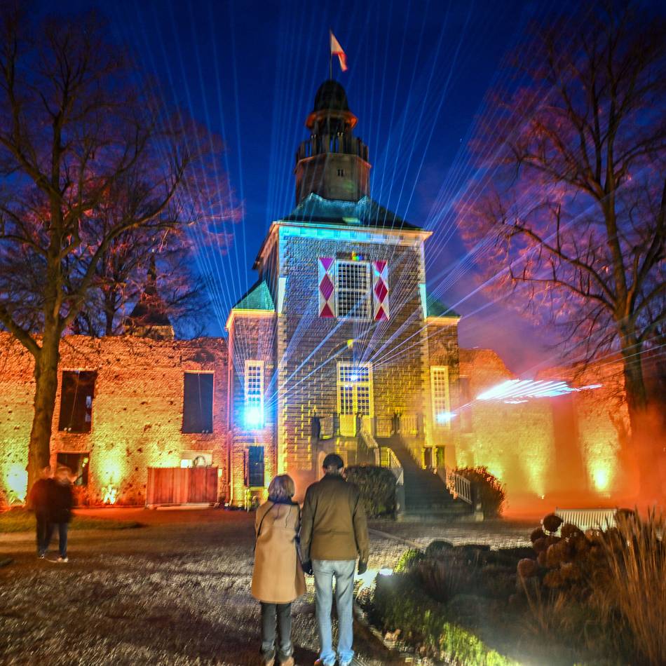 Premiere auf Schloss Hertefeld: Winterleuchten kombiniert Lichtkunst und Festivaltechnik