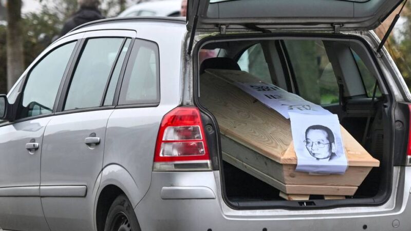 Unterwegs für Menschenrechte: Pfarrer fährt mit Sarg durch Kempen