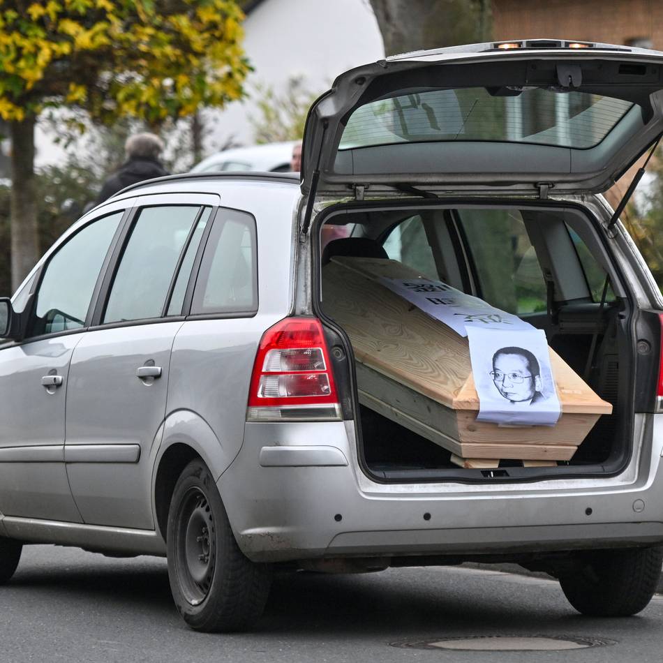 Unterwegs für Menschenrechte: Pfarrer fährt mit Sarg durch Kempen