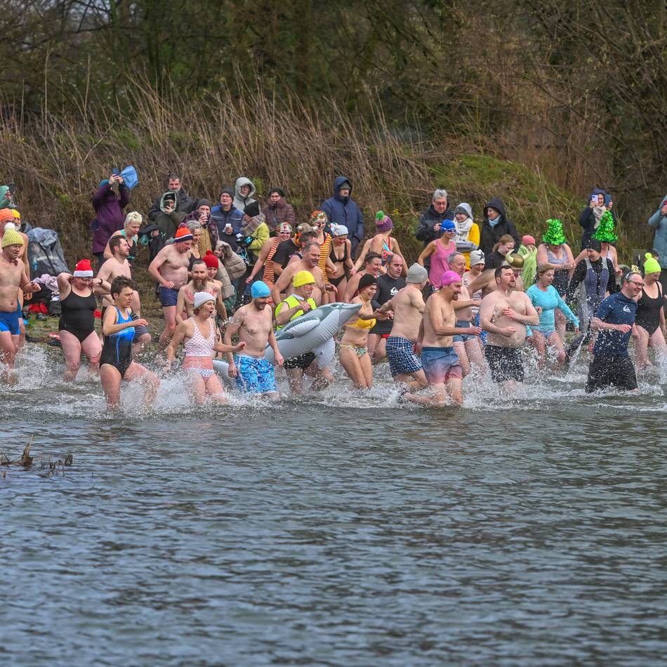 Kühle Erfrischung im Naturbad: Neujahrsschwimmen in Wachtendonk geht in die dritte Runde