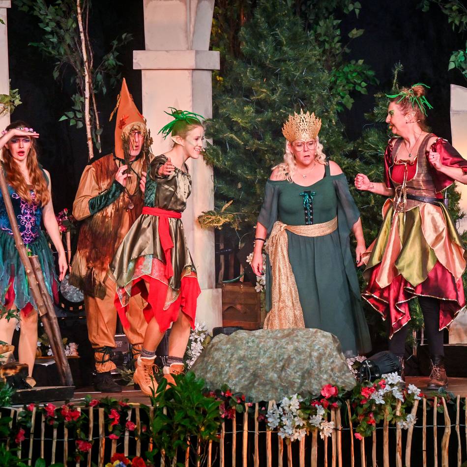 8000 Kinder sehen „Die Nixe im Teich“: Straelener Weihnachtsmärchen begeistert mit Lichtshow und tollen Schauspielern