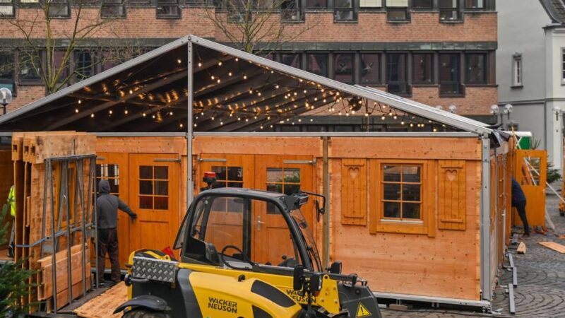Vom 18. bis 21. Dezember in Kempen: Aufbau für Weihnachtstreff auf dem Kirchplatz läuft
