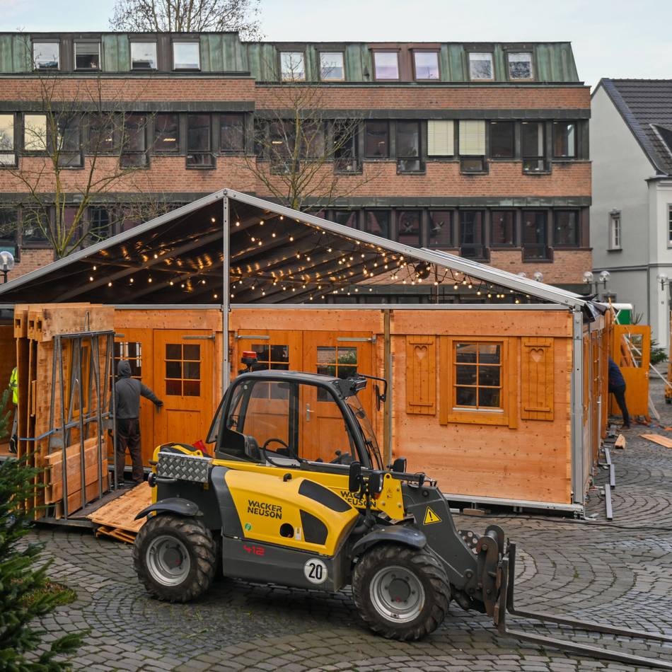 Vom 18. bis 21. Dezember in Kempen: Aufbau für Weihnachtstreff auf dem Kirchplatz läuft