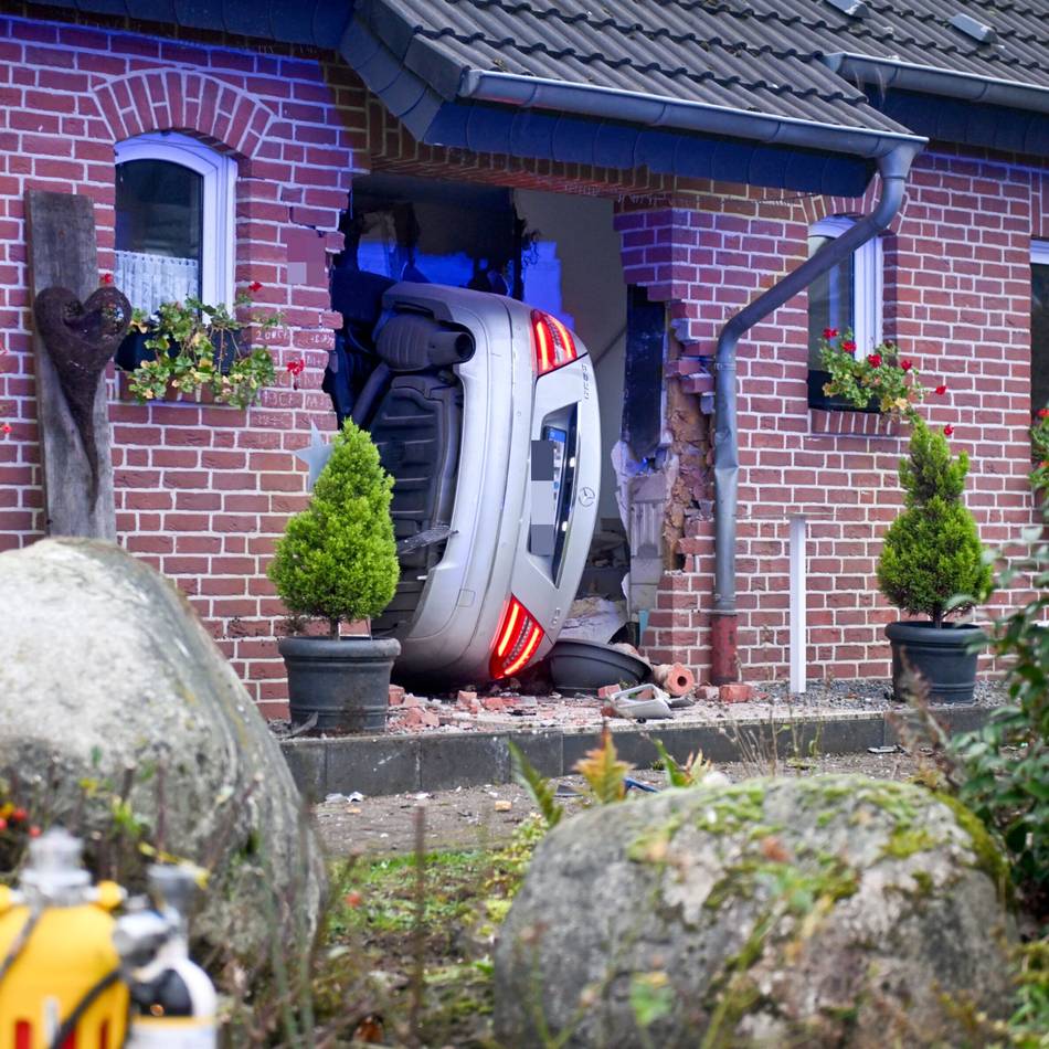 Unfall in Geldern: Wenn das Auto plötzlich im Hausflur steht …
