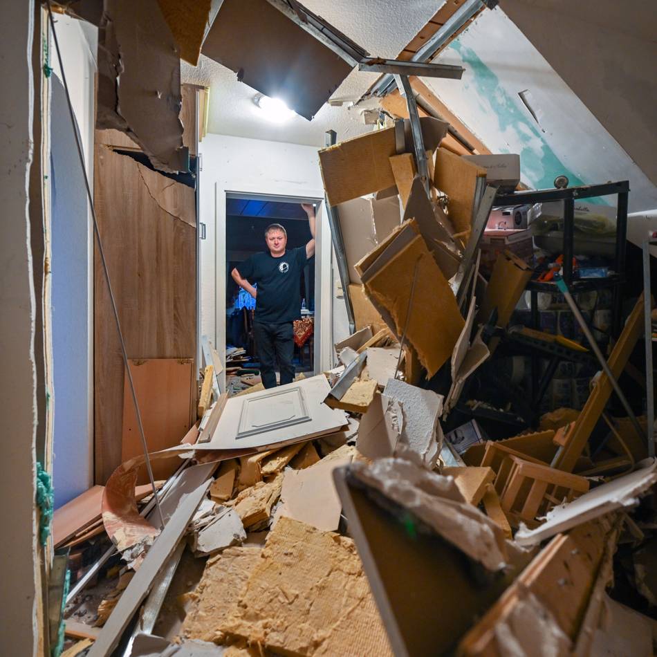 Nach kuriosem Unfall in Geldern: „Ja, gut, da steckt ein Auto in meinem Haus“