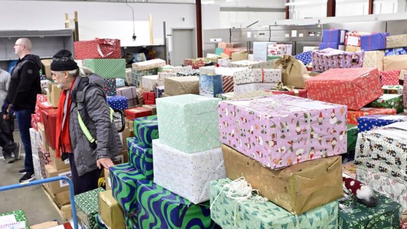 Geschenkaktion der Tafel: Schlangen vor den Weihnachtspäckchen für Notleidende