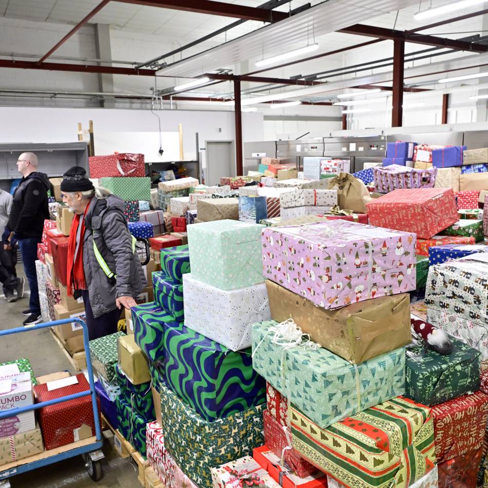 Geschenkaktion der Tafel: Schlangen vor den Weihnachtspäckchen für Notleidende