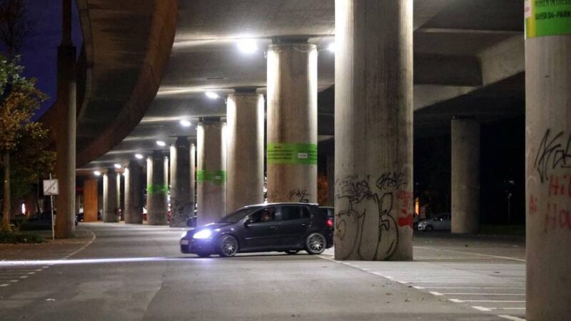 Unter der Stelzenautobahn in Leverkusen: Polizei greift bei illegalem Rennen ein