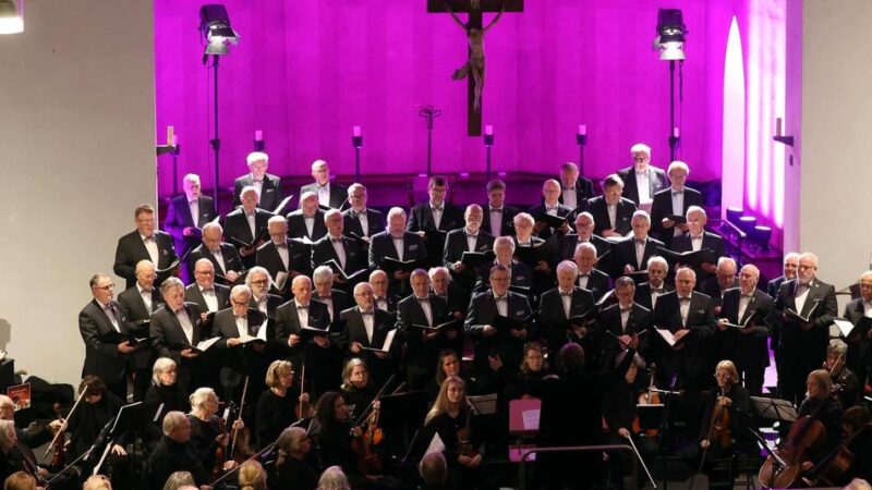 Adventskonzerte in Leverkusen: Männerchor Bayer überzeugt weihnachtlich-kraftvoll