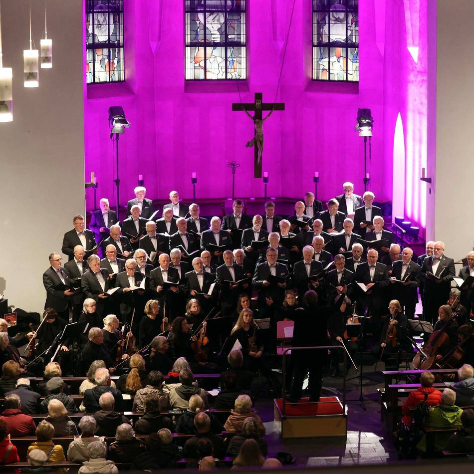 Adventskonzerte in Leverkusen: Männerchor Bayer überzeugt weihnachtlich-kraftvoll
