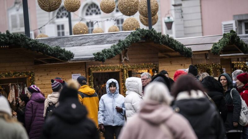 Am Benrather Schloss: Glühwein online bestellen – so funktioniert der Service auf dem Weihnachtsmarkt