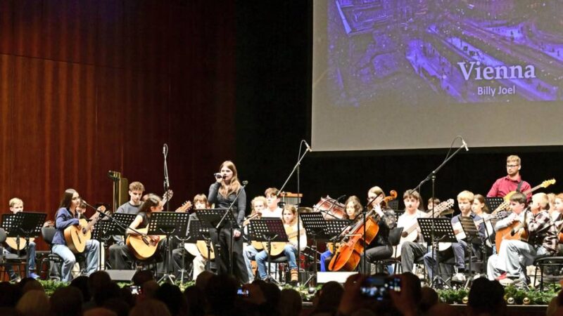 Konzert in Mönchengladbach: Musikschüler stimmen in der Kaiser-Friedrich-Halle auf Weihnachten ein