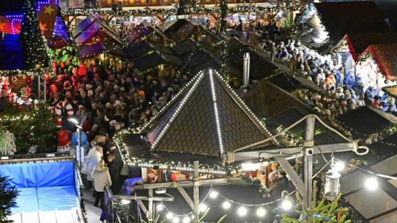 Weihnachtsliedersingen in Mönchengladbach: „Stille Nacht, heilige Nacht“ mitten auf dem Weihnachtsmarkt