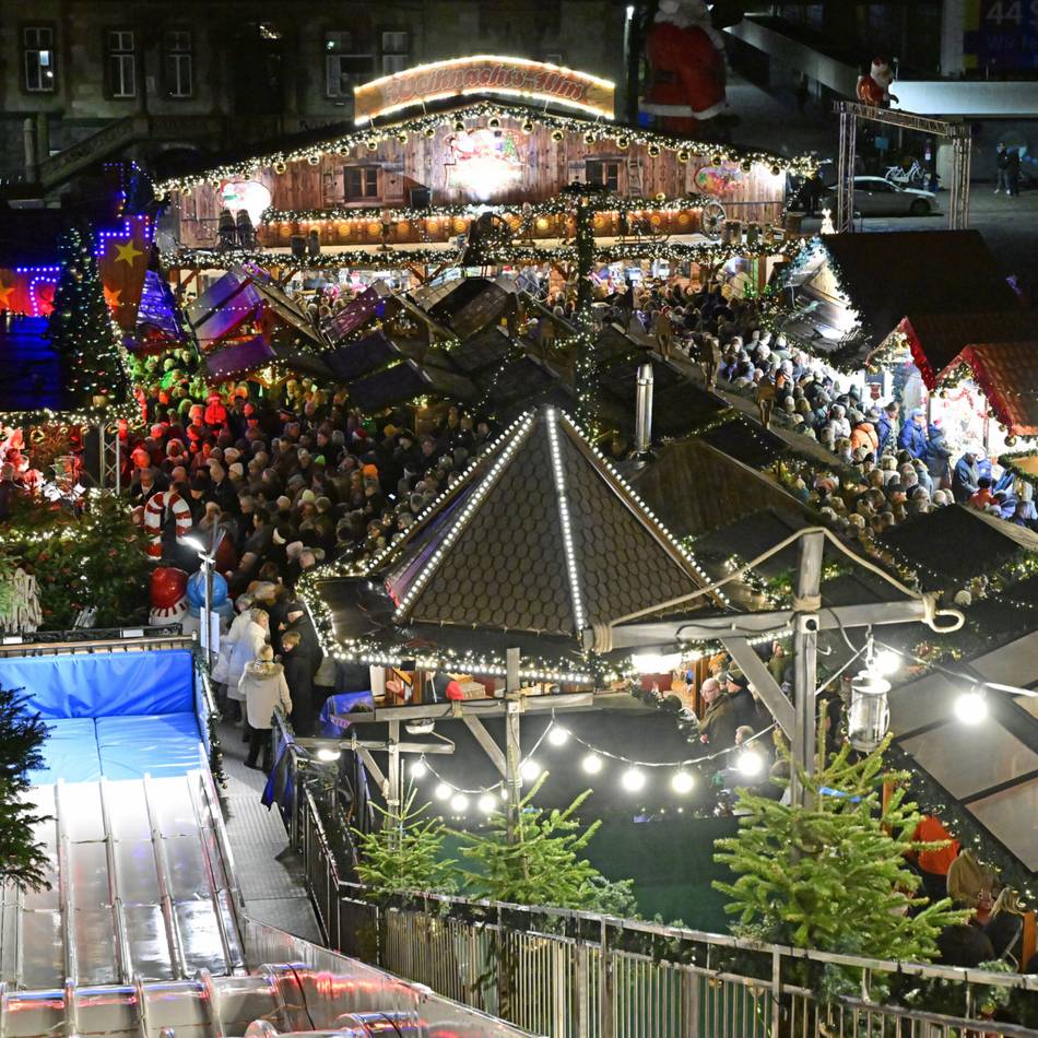 Weihnachtsliedersingen in Mönchengladbach: „Stille Nacht, heilige Nacht“ mitten auf dem Weihnachtsmarkt