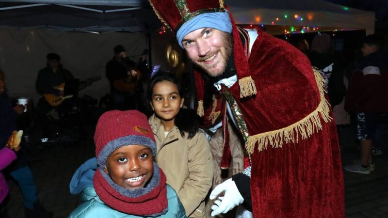 Nikolaus besucht Flüchtlingsunterkunft und Tafel in Xanten: Helfer bringen Kinderaugen zum Leuchten
