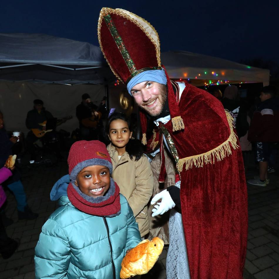 Nikolaus besucht Flüchtlingsunterkunft und Tafel in Xanten: Helfer bringen Kinderaugen zum Leuchten