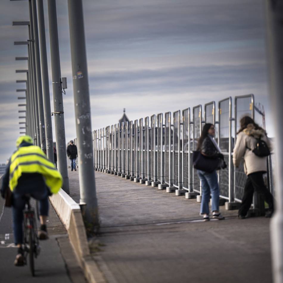 Erhöhung nötig: Geländer an der Oberkasseler Brücke soll im Frühjahr 2026 fertig sein