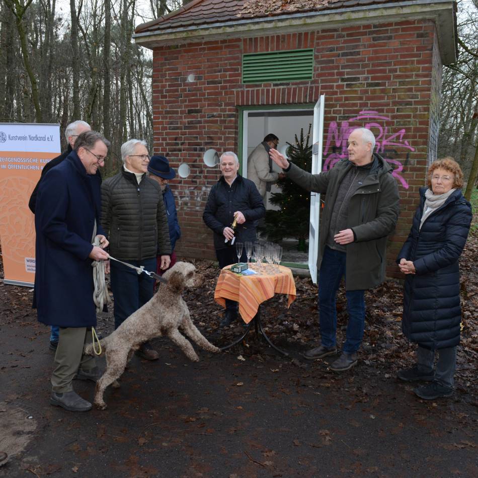 Neues Kunstprojekt im Vorster Wald: Aus dem Trafohaus ist ein kleines Museum geworden