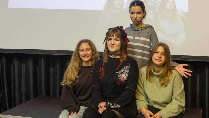 Theateraufführung in Krefeld: Die Welt hinter dem Spiegel