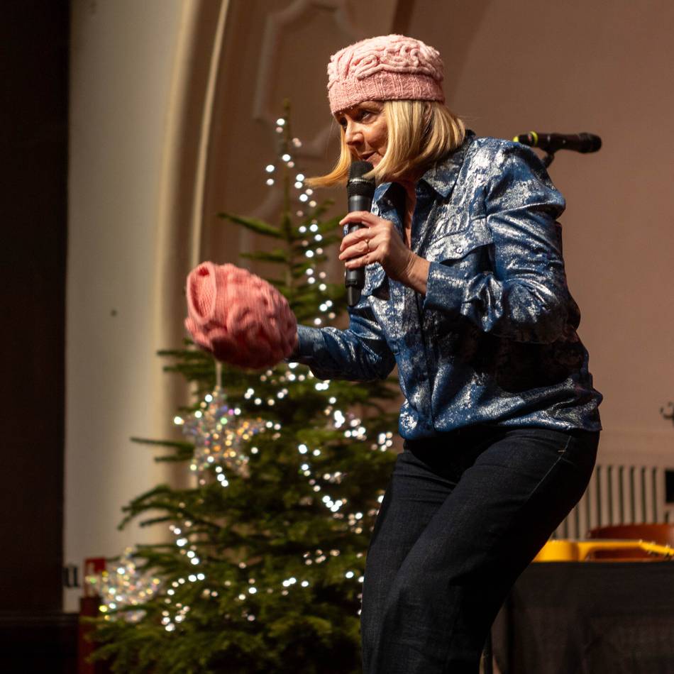 Glühwein-Cabarett in Krefeld: Ein Rock mit Stretch wird zum Lach-Erfolg