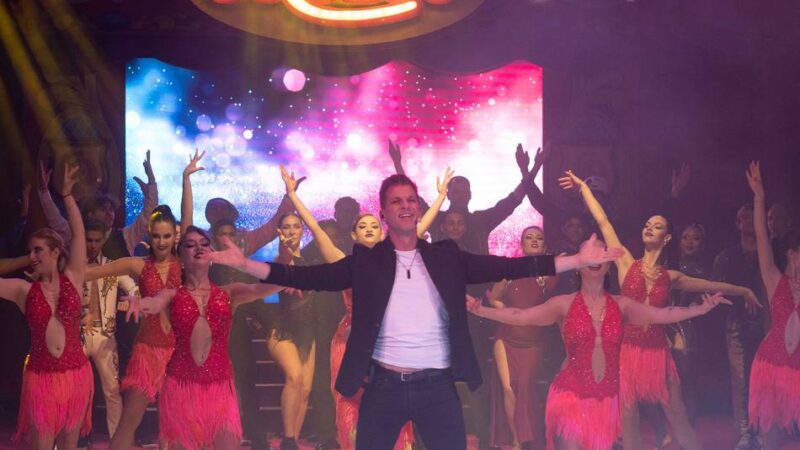 Weihnachtscircus gastiert in Krefeld: Power-Show in der Manege – und der Star ist ein Chihuahua