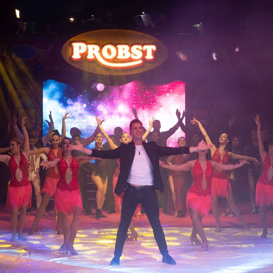 Weihnachtscircus gastiert in Krefeld: Power-Show in der Manege – und der Star ist ein Chihuahua