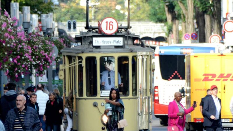 Durch die Neusser Innenstadt: Letzte Fahrt der historischen Straßenbahn