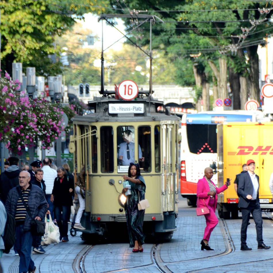 Durch die Neusser Innenstadt: Letzte Fahrt der historischen Straßenbahn