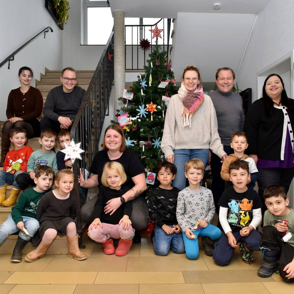 Aktion im Rathaus-Foyer: Wunschbaum sorgt für leuchtende Augen in Rommerskirchen