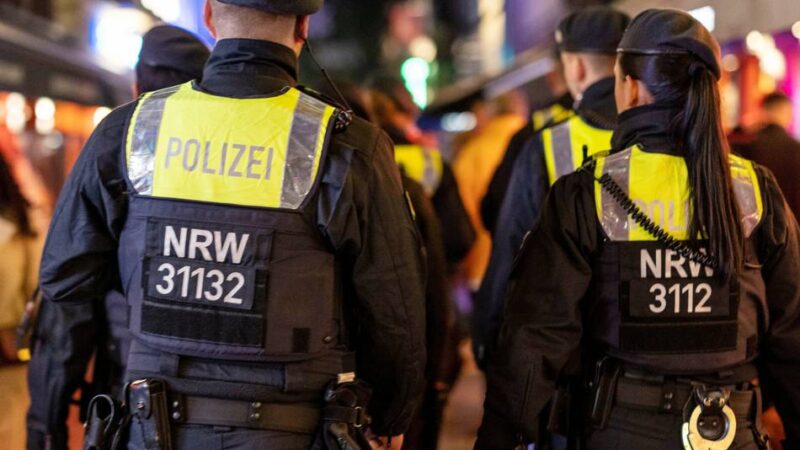 Einbahnstraße für Fußgänger: Polizei sperrte Bolkerstraße in der Altstadt in eine Richtung