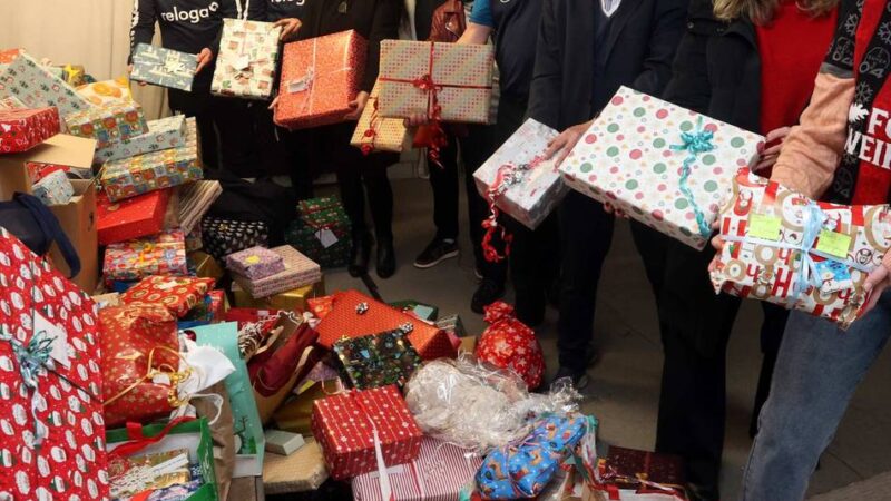 Geschenkaktion in Leverkusen: 2200 Präsente für junge Weihnachtsfreunde