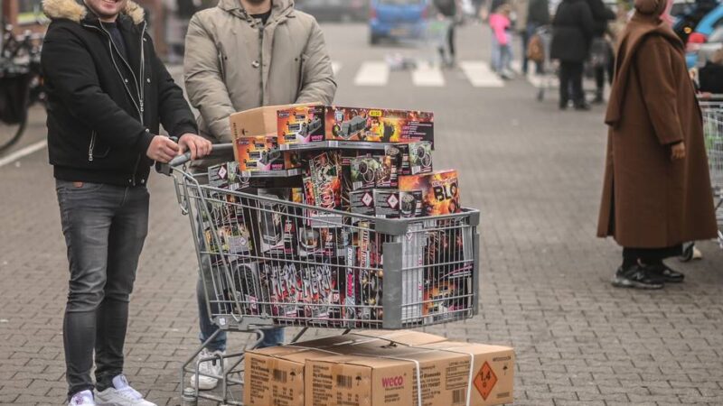 Niederländer kommen in Scharen: Der Feuerwerksansturm beginnt im Kleverland schon um 0.01 Uhr