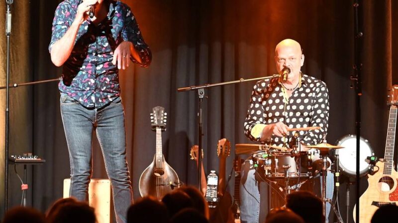 „Die Feisten“ in Wernelskirchen: Ein Abend zwischen Musik, Kabarett und Selbstironie