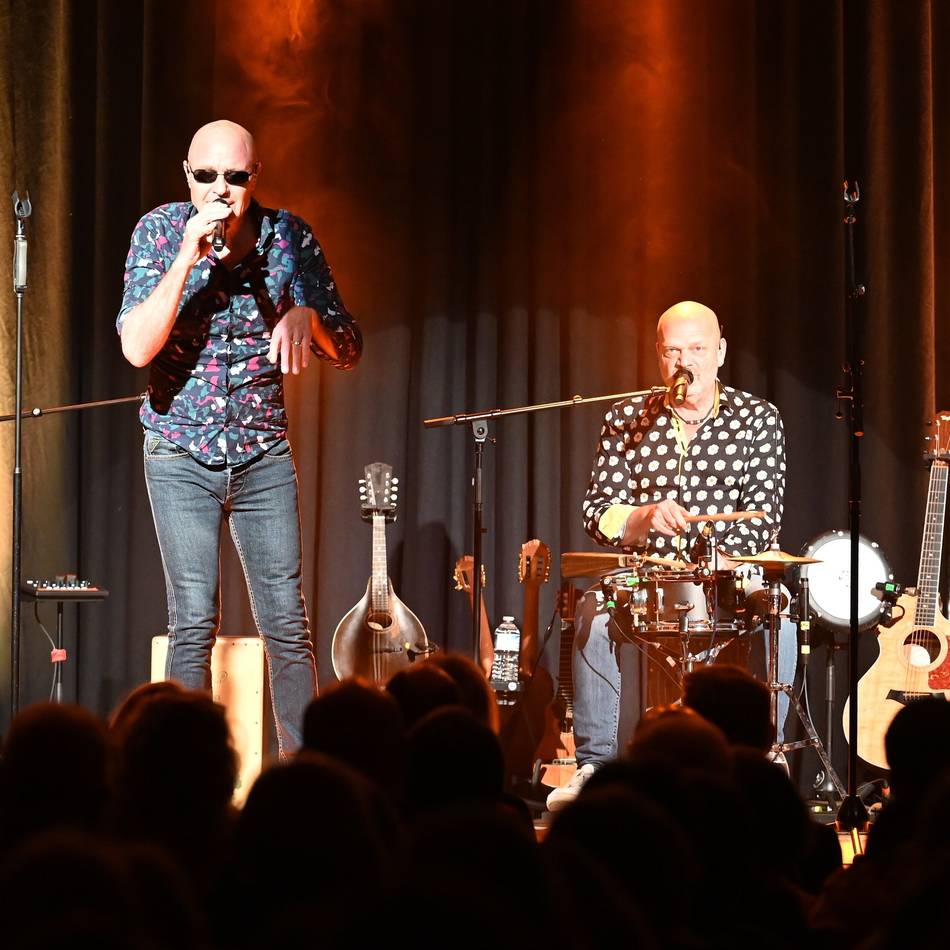 „Die Feisten“ in Wernelskirchen: Ein Abend zwischen Musik, Kabarett und Selbstironie