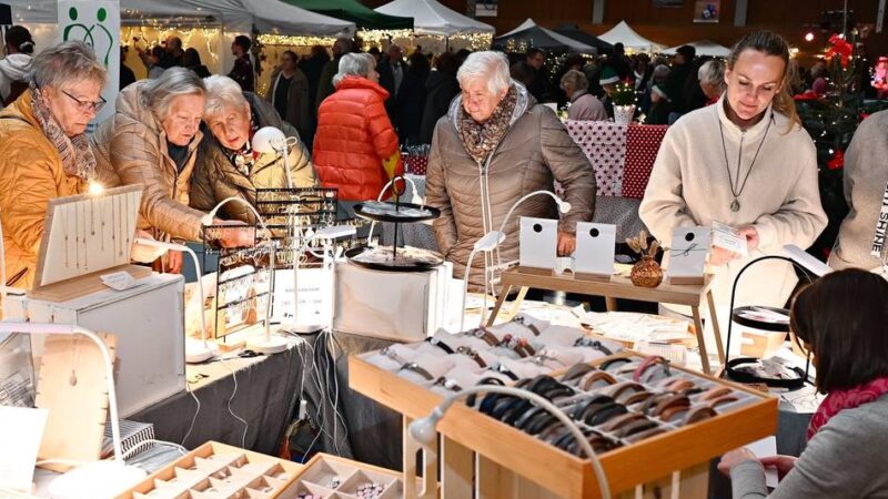 In der Mehrzweckhalle in Dabringhausen: Besucher strömen zum familiären Weihnachtsmarkt