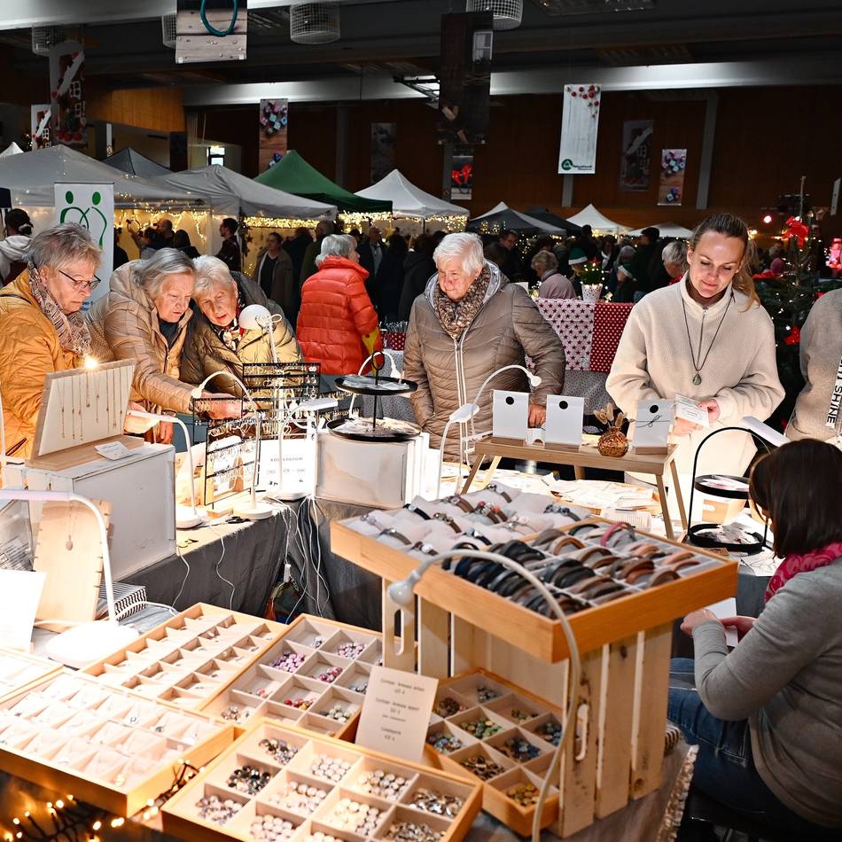 In der Mehrzweckhalle in Dabringhausen: Besucher strömen zum familiären Weihnachtsmarkt