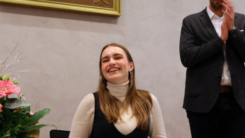 Gewinnerin von „The Voice of Germany“: Anne Mosters steht jetzt in Alpens Goldenem Buch