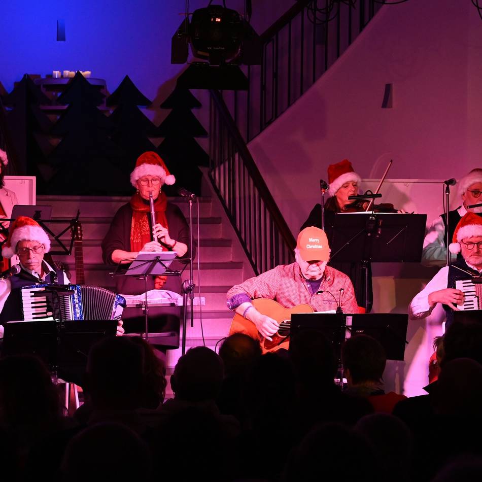 Konzert der Hückeswagener Band „No. 4 Mill Street“: Volles Haus zur irisch-schottischen Weihnacht